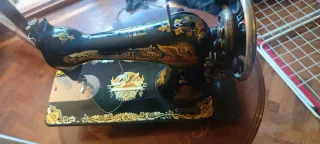 Máquina de coser antigua decorada