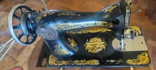 Máquina de coser antigua decorada