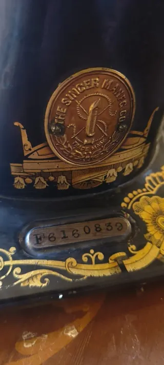 Máquina de coser antigua decorada