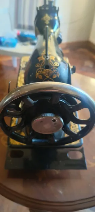 Máquina de coser antigua decorada