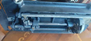 Máquina de coser antigua decorada