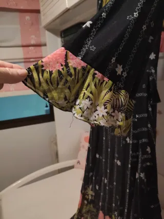 Bata de seda negra y rosa