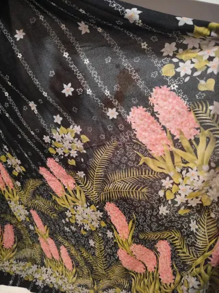 Bata de seda negra y rosa