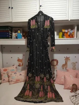 Bata de seda negra y rosa