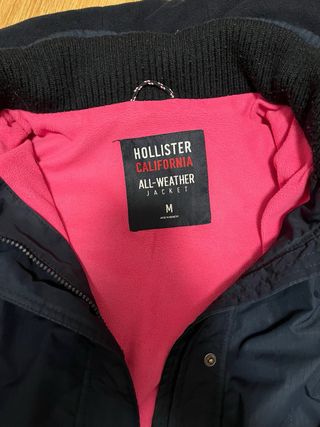 Chaqueta azul Hollister con detalles rosas