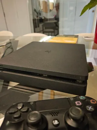 PS4 Slim 1TB + 3 mandos