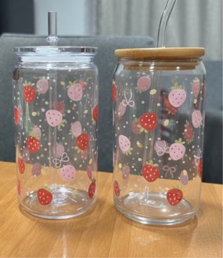 Vaso de cristal con fresas y tapa de bambú