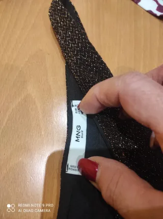 Top elegante nero e oro