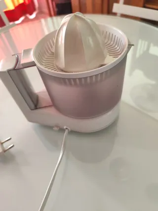 Exprimidor eléctrico blanco