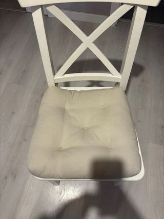 Mesa comedor triangular y 3 sillas