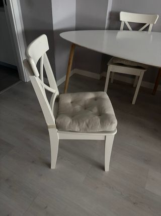 Mesa comedor triangular y 3 sillas