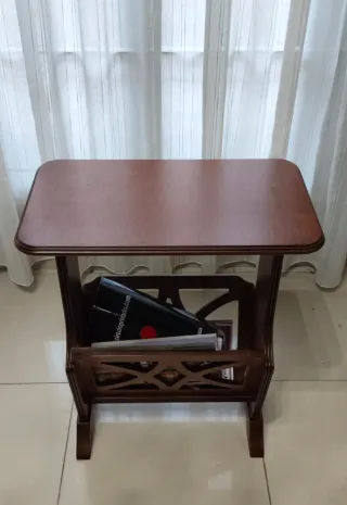Mesita auxiliar de madera con revistero
