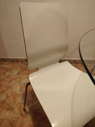 Mesa redonda cristal y 4 sillas blancas