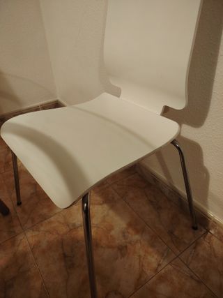 Mesa redonda cristal y 4 sillas blancas