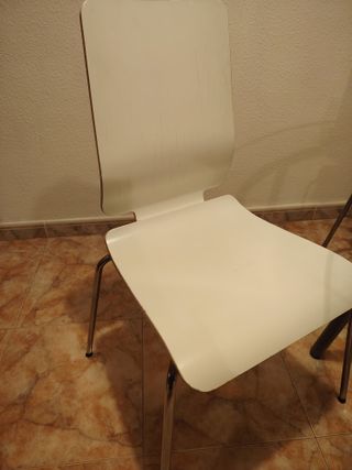 Mesa redonda cristal y 4 sillas blancas