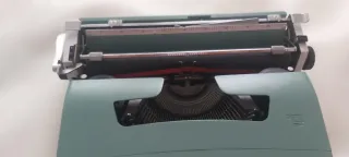 Máquina de escribir Olivetti Lettera 32