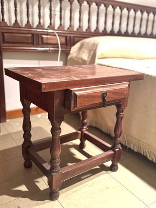 Lote de mesitas de noche antiguas de madera