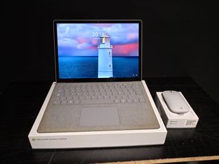 Microsoft Laptop 2 grigio + mouse Bluetooth.