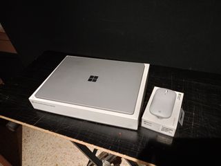 Microsoft Laptop 2 grigio + mouse Bluetooth.