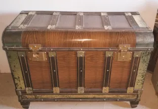 Baúl antiguo madera y metal