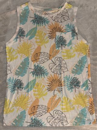 Camiseta tirantes de hojas tropicales.