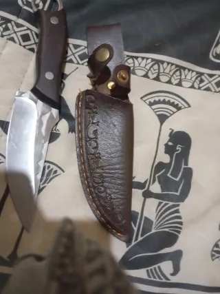 Cuchillo de cuero con anilla