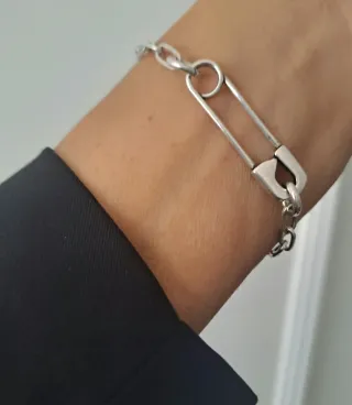 Pulsera de plata con diseño de imperdible.
