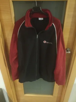 Blusa deportiva negra y roja