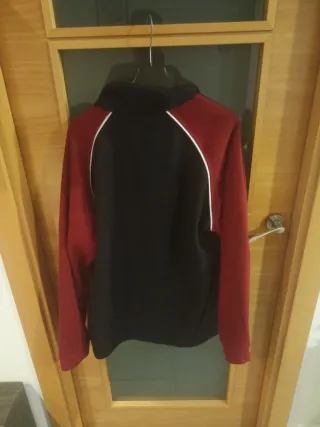 Blusa deportiva negra y roja
