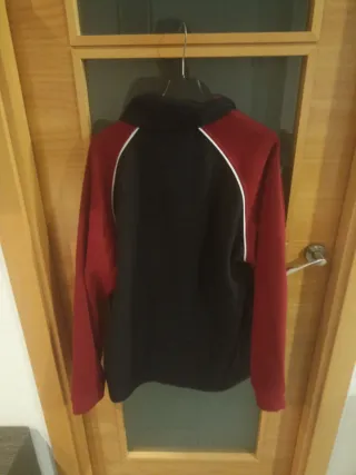 Blusa deportiva negra y roja