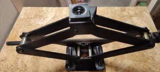 Cric a vite per auto