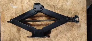 Cric a vite per auto