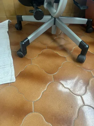 Silla de oficina azul y negra