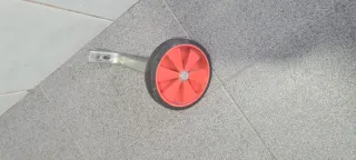 Bicicleta infantil roja y azul en buen estado