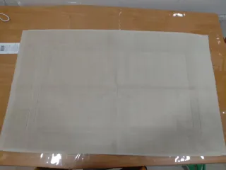 Dos Alfombras de baño beige.