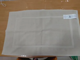 Dos Alfombras de baño beige.