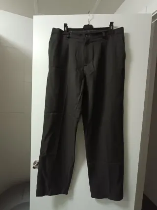 Pantalones grises.