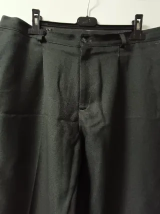 Pantalones grises.