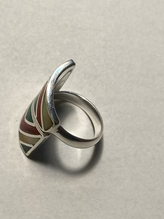 Anillo con incrustaciones