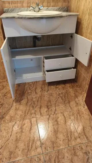 Mueble de baño con lavabo y espejo