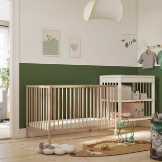 Cuna de madera con colchón antiahogamiento