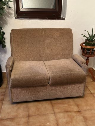 Sofá de tela beige y marrón