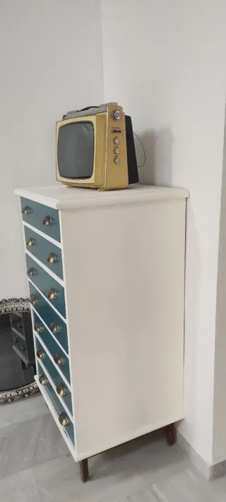 Cómoda cajonera alta azul y blanca