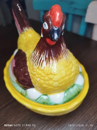 Caja de porcelana con forma de gallina