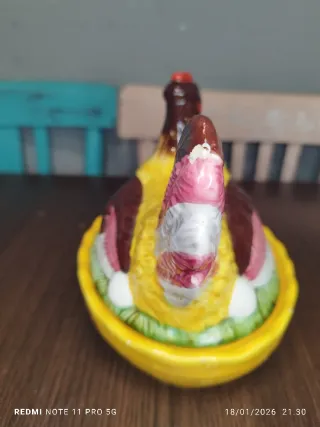 Caja de porcelana con forma de gallina