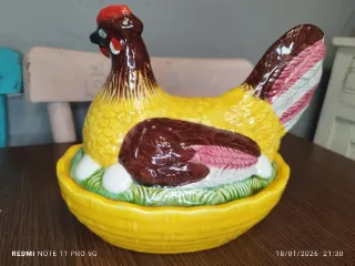Caja de porcelana con forma de gallina