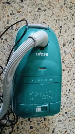Aspirador Ufesa 1300W 4 Filtros