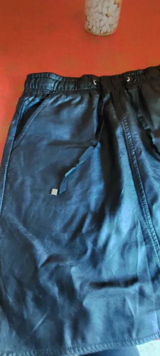 Falda negra efecto piel