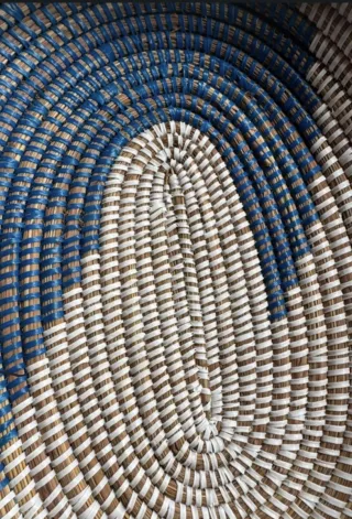 Cesta mimbre beige y azul con asas