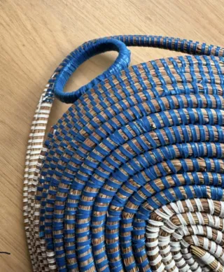 Cesta mimbre beige y azul con asas